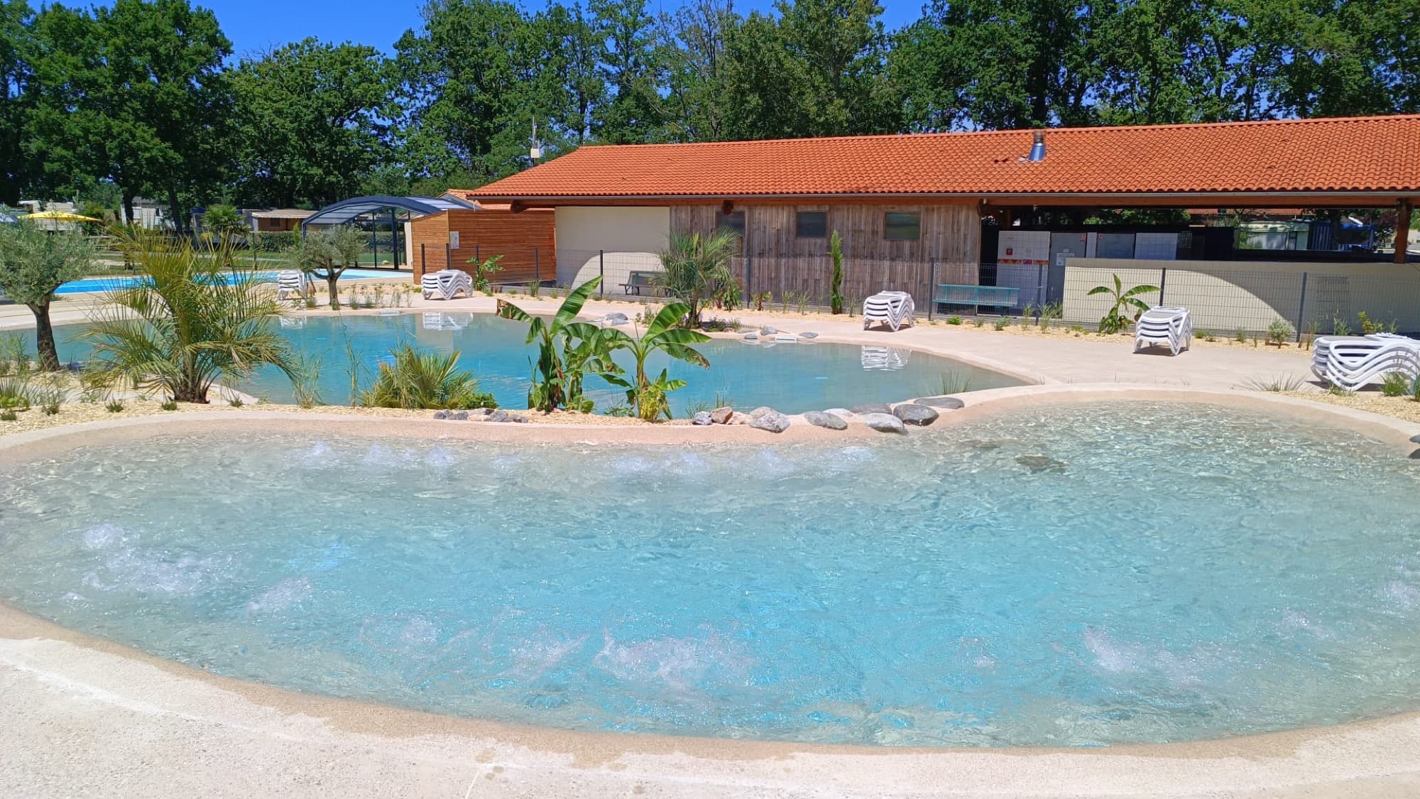 Grand espace de baignade multi-bassins avec plage immergée